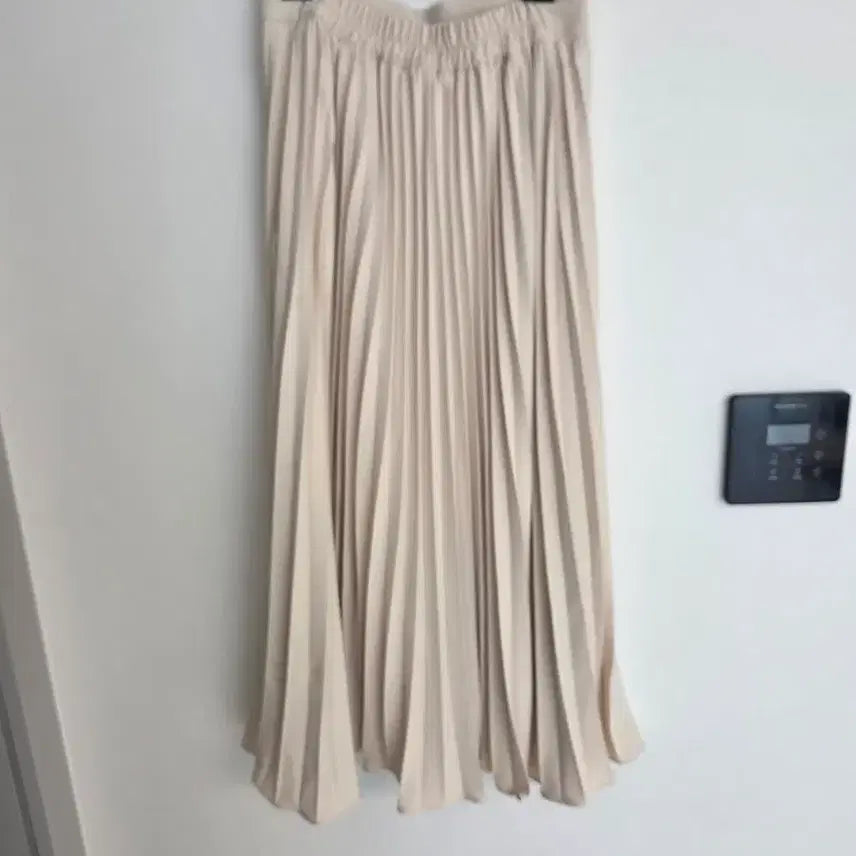 [SOLD OUT] 베이지 뒷밴딩 플리츠 롱스커트