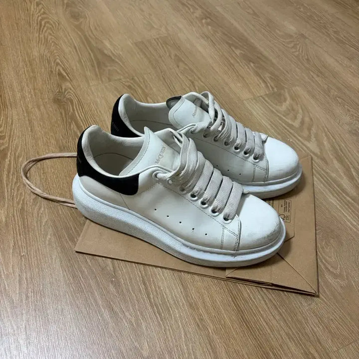 [SOLD OUT] 알렉산더 맥퀸 오버솔 스니커즈 화이트