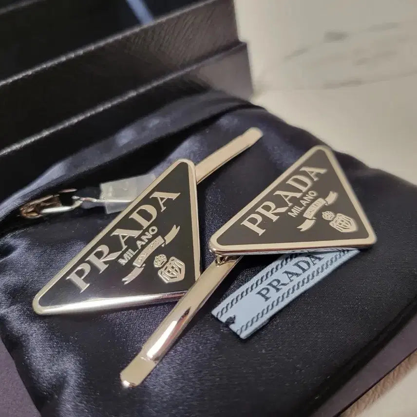 [BUNJANG] Prada Metal Triangle Logo Hairpin Set / (새상품급) 프라다 메탈 삼각 로고 헤어핀 세트