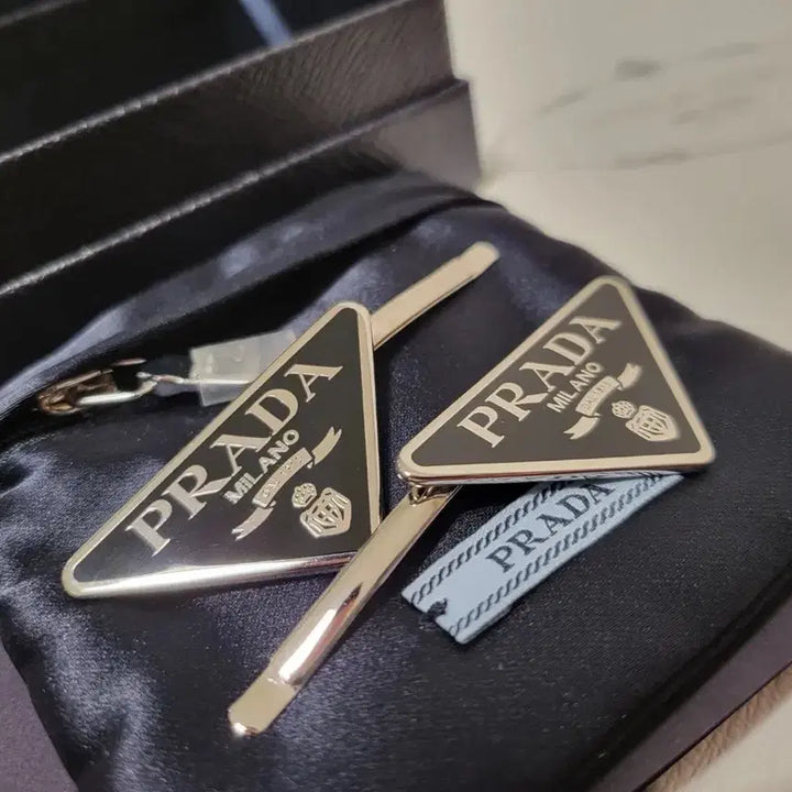 [BUNJANG] Prada Metal Triangle Logo Hairpin Set / (새상품급) 프라다 메탈 삼각 로고 헤어핀 세트