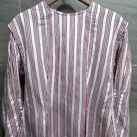 [SOLD OUT] Sandro 산드로 , 스트라이프  V자 핀턱장식  볼륨소매 , 거의