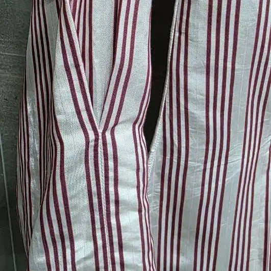 [SOLD OUT] Sandro 산드로 , 스트라이프  V자 핀턱장식  볼륨소매 , 거의
