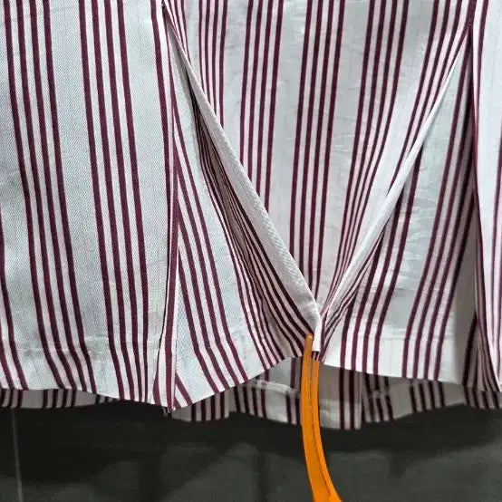 [SOLD OUT] Sandro 산드로 , 스트라이프  V자 핀턱장식  볼륨소매 , 거의