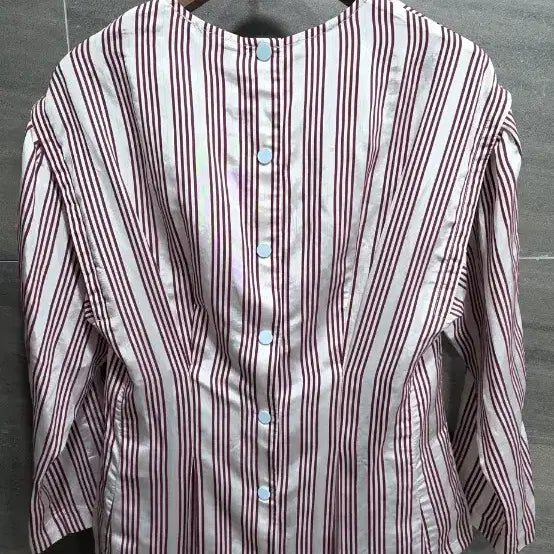 [SOLD OUT] Sandro 산드로 , 스트라이프  V자 핀턱장식  볼륨소매 , 거의