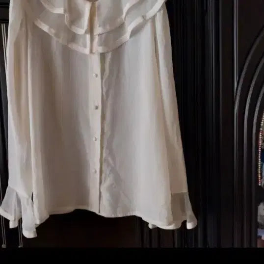 [BUNJANG] Ivory Frill Blouse / 아이보리 프릴 블라우스