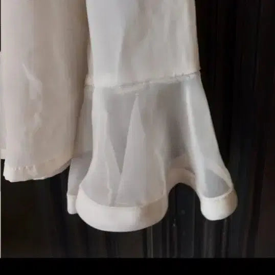 [BUNJANG] Ivory Frill Blouse / 아이보리 프릴 블라우스