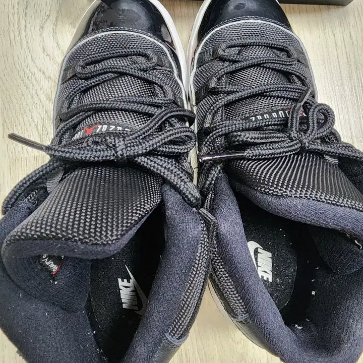 [BUNJANG] Nike Air Jordan 11 Bred Sneakers / 나이키 조던11 레트로 브레드 220