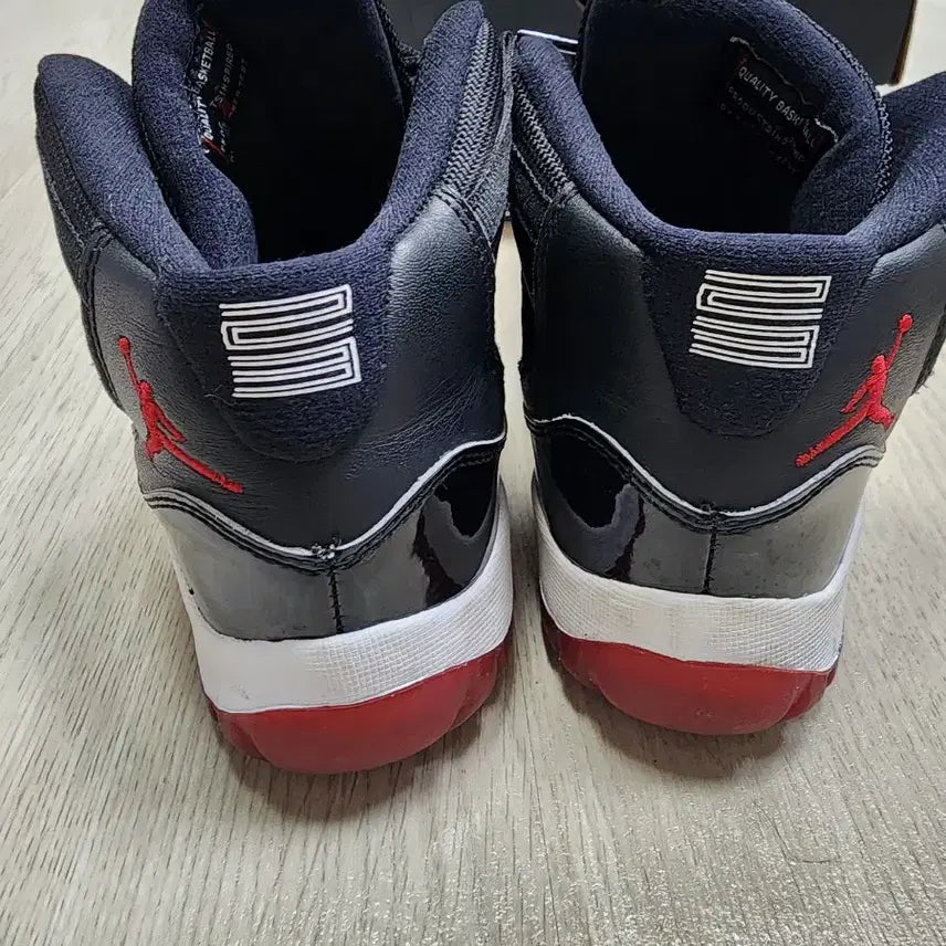 [BUNJANG] Nike Air Jordan 11 Bred Sneakers / 나이키 조던11 레트로 브레드 220