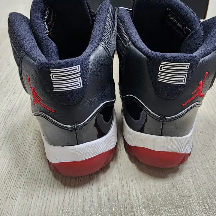 [BUNJANG] Nike Air Jordan 11 Bred Sneakers / 나이키 조던11 레트로 브레드 220