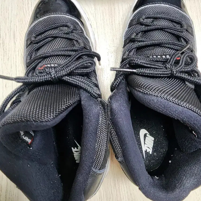 [BUNJANG] Nike Air Jordan 11 Bred Sneakers / 나이키 조던11 레트로 브레드 220