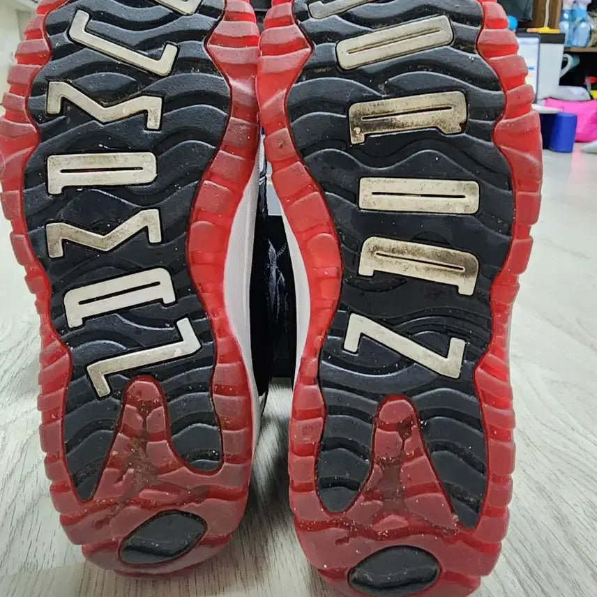[BUNJANG] Nike Air Jordan 11 Bred Sneakers / 나이키 조던11 레트로 브레드 220