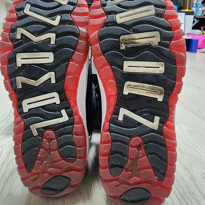 [BUNJANG] Nike Air Jordan 11 Bred Sneakers / 나이키 조던11 레트로 브레드 220