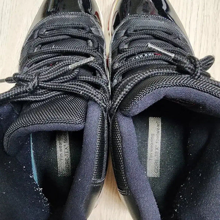 [BUNJANG] Nike Jordan 11 Retro Bred Sneakers / 나이키 조던11 레트로 브레드 270