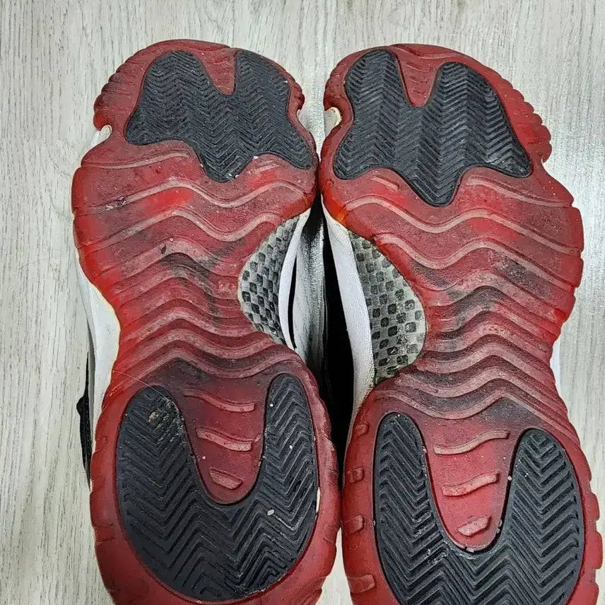[BUNJANG] Nike Jordan 11 Retro Bred Sneakers / 나이키 조던11 레트로 브레드 270