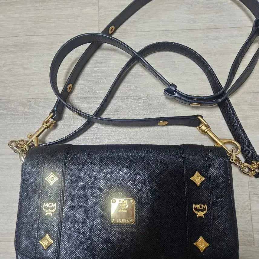 [BUNJANG] MCM Black Leather Crossbody Bag / MCM 블랙 레더 크로스백 가방