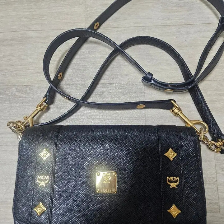 [BUNJANG] MCM Black Leather Crossbody Bag / MCM 블랙 레더 크로스백 가방