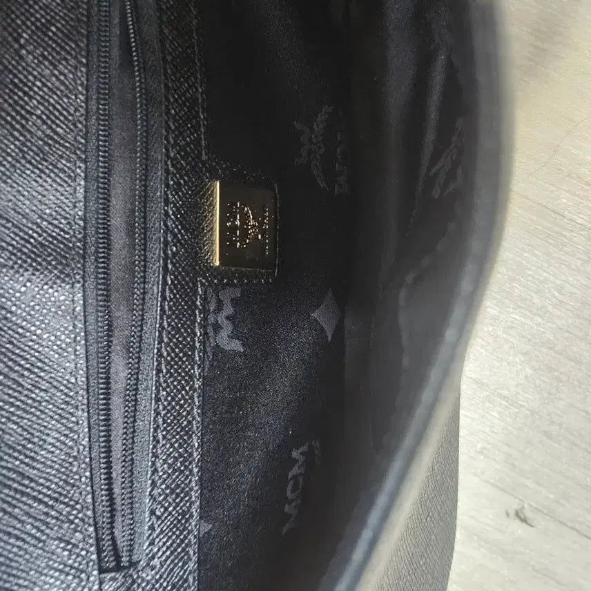 [BUNJANG] MCM Black Leather Crossbody Bag / MCM 블랙 레더 크로스백 가방