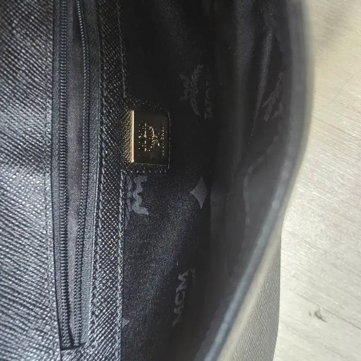 [BUNJANG] MCM Black Leather Crossbody Bag / MCM 블랙 레더 크로스백 가방