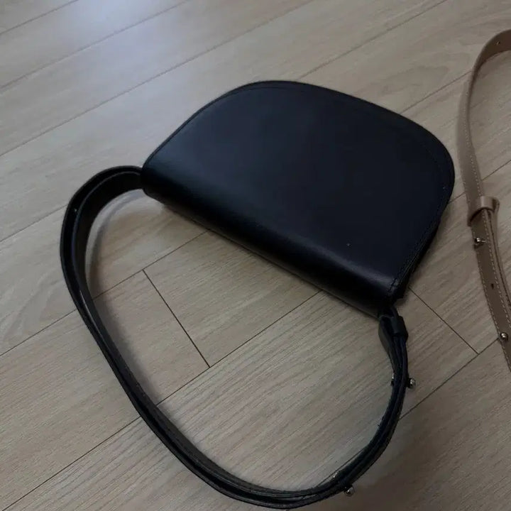 [BUNJANG] Elbategev Mini Crossbody Bag (Ivory/Black) / 엘바테게브 미니백 아이보리/블랙