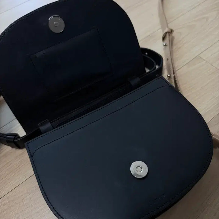 [BUNJANG] Elbategev Mini Crossbody Bag (Ivory/Black) / 엘바테게브 미니백 아이보리/블랙