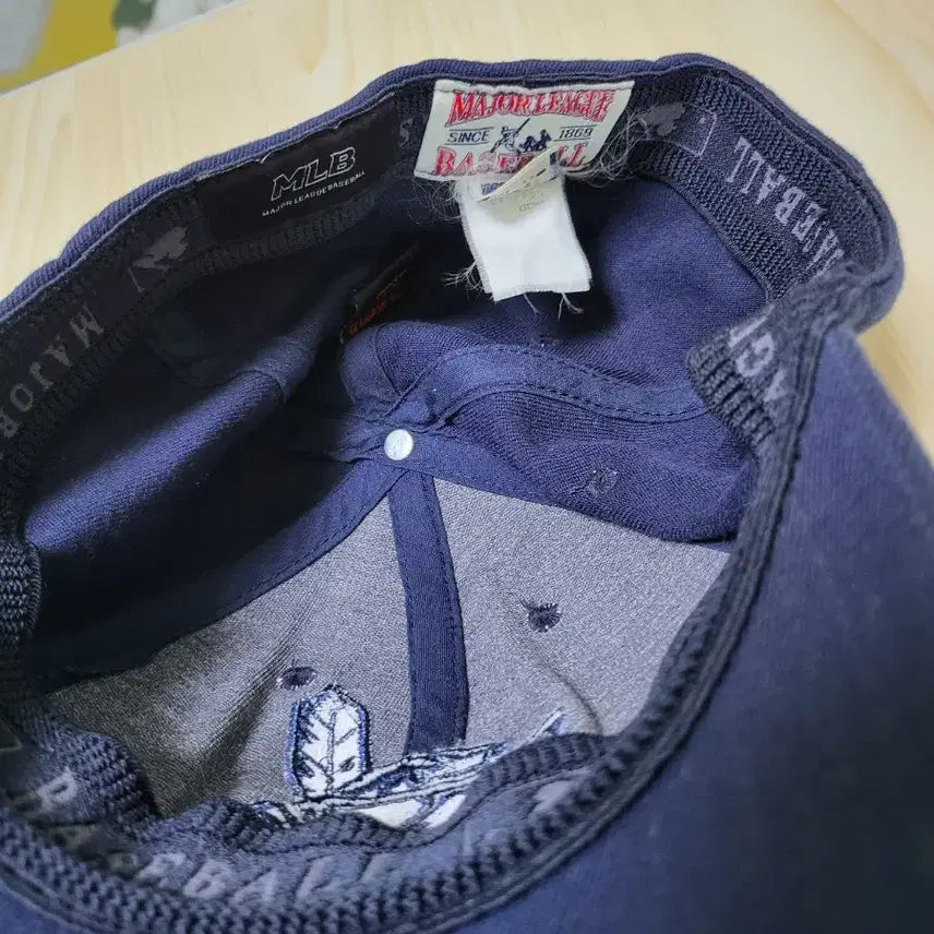 [BUNJANG] MLB Navy Character Embroidered Ball Cap / MLB 네이비색 캐릭터 자수 볼캡 모자