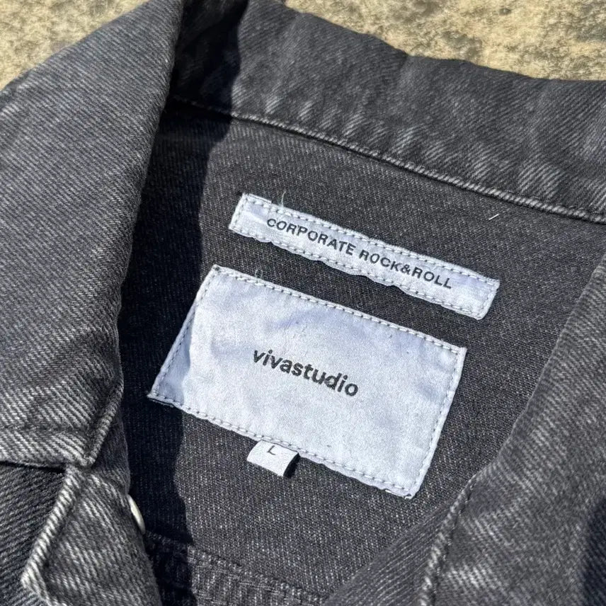 [BUNJANG] VIVASTUDIO Black Denim Trucker Jacket / [L] 비바스튜디오 블랙 데님 트러커 자켓