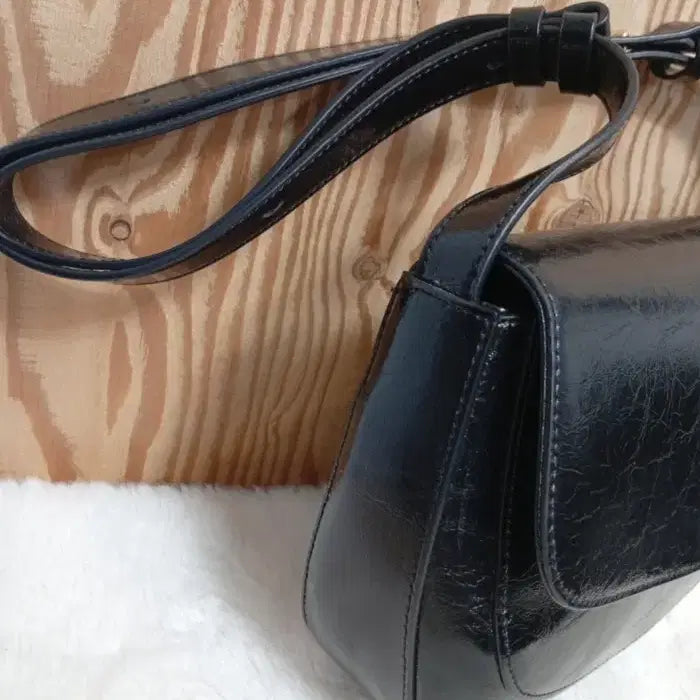[BUNJANG] OSTKAKA KADEL Mini Saddle Black Bag / 오스트카카 OSTKAKA 카델 미니 새들 블랙 백