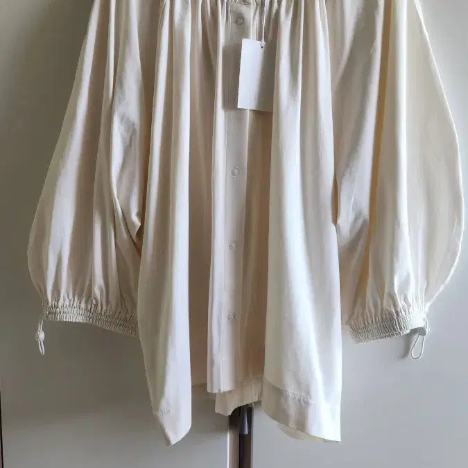 [SOLD OUT] COS 코스 아이보리 블라우스 새상품
