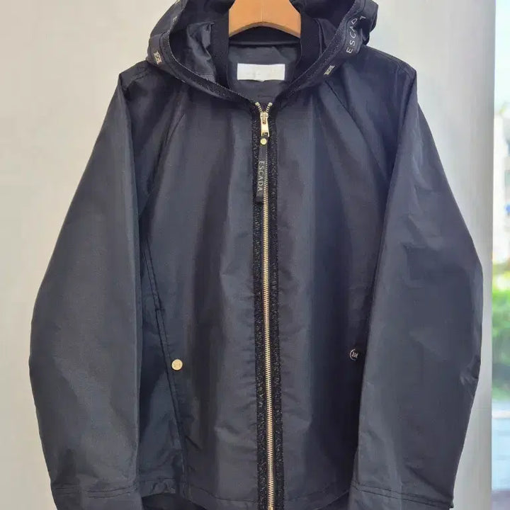 [SOLD OUT] 에스까다 26SS  블랙 후드 바람막이 L