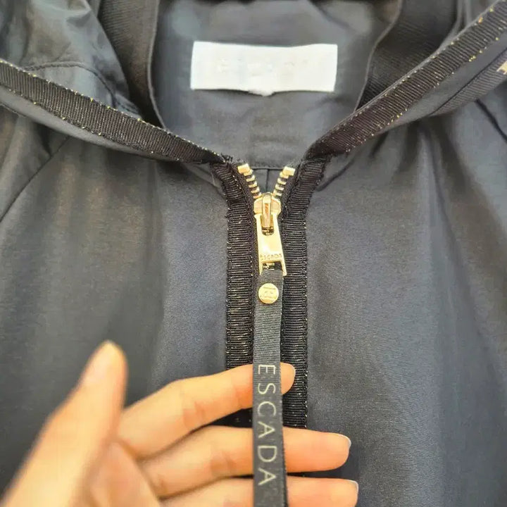 [SOLD OUT] 에스까다 26SS  블랙 후드 바람막이 L