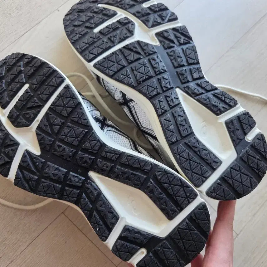 [BUNJANG] Asics Jog 100S White Black Sneakers / 아식스 조그100s 화이트블랙 240 시착상품