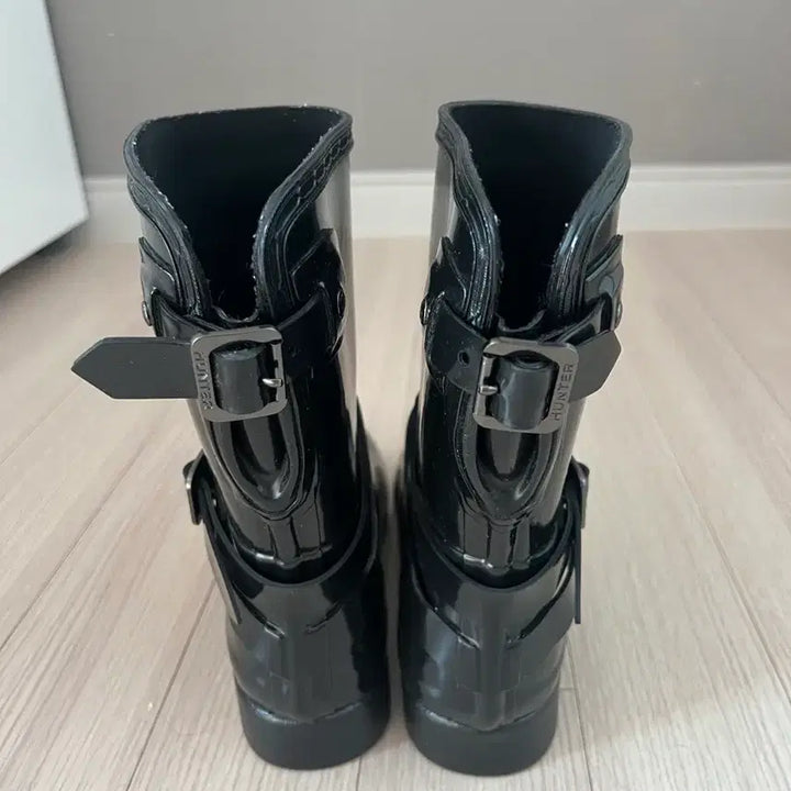 [SOLD OUT] 헌터 리파인드 슬림핏 어드저스터블 글로스 레인부츠 US8(250)
