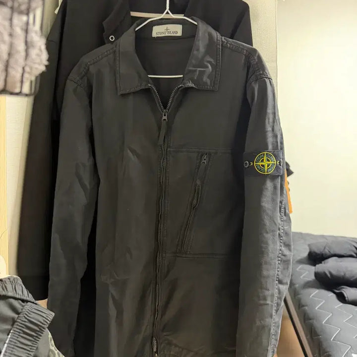 [SOLD OUT] 스톤아일랜드 25FW 블랙 지퍼 셔츠 자켓
