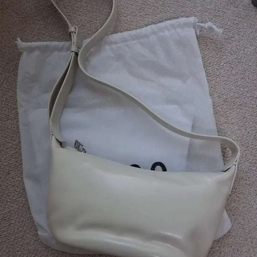[BUNJANG] Zooc Hobo Bag Ivory Shoulder/Crossbody Bag / 주크  호보백 아이보리(새상품)