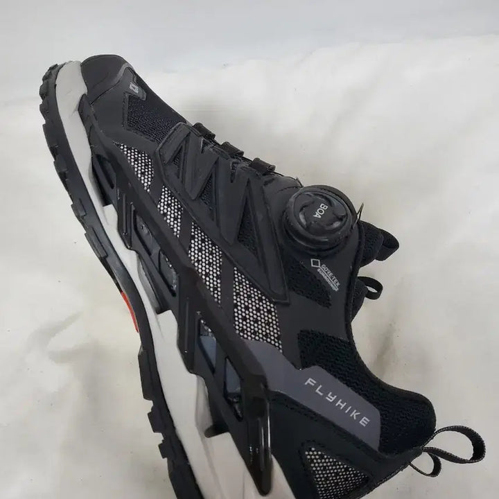 [SOLD OUT] K2 트레킹화 등산화 정품 250사이즈 미사용
