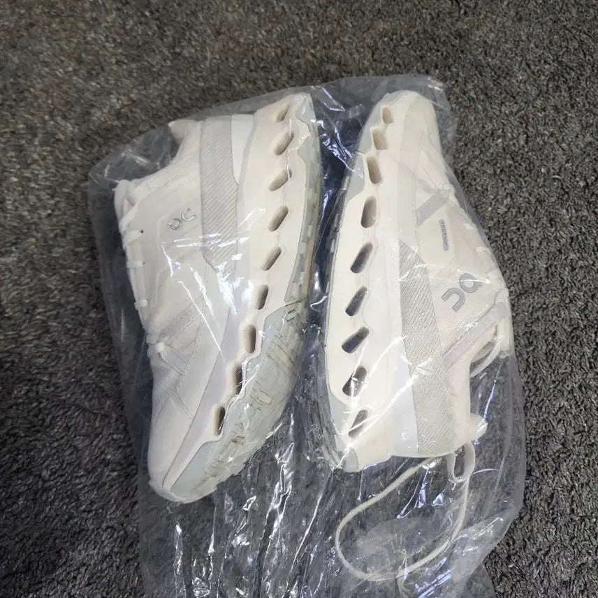 [SOLD OUT] 여성 온 러닝 클라우드호라이즌 워터프루프 아이보리 아이스 230사이즈