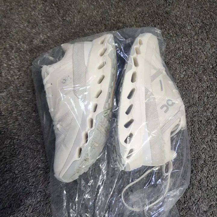 [SOLD OUT] 여성 온 러닝 클라우드호라이즌 워터프루프 아이보리 아이스 230사이즈