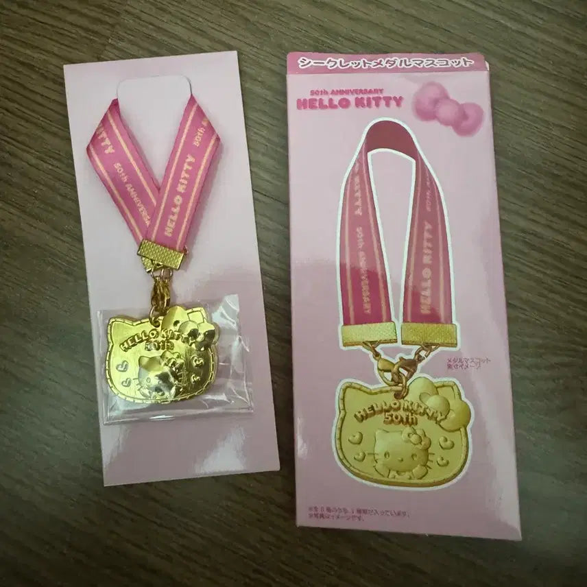 [BUNJANG] Sanrio Hello Kitty 50th Anniversary Medal / 산리오 헬로키티 50주년 기념 메달