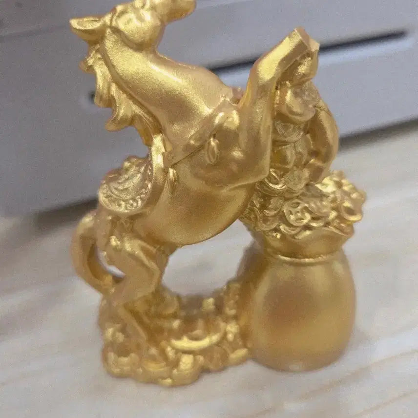 [BUNJANG] Golden Horse Statue with Fortune Bag / 황금 말 조각상 재물 복 조형물