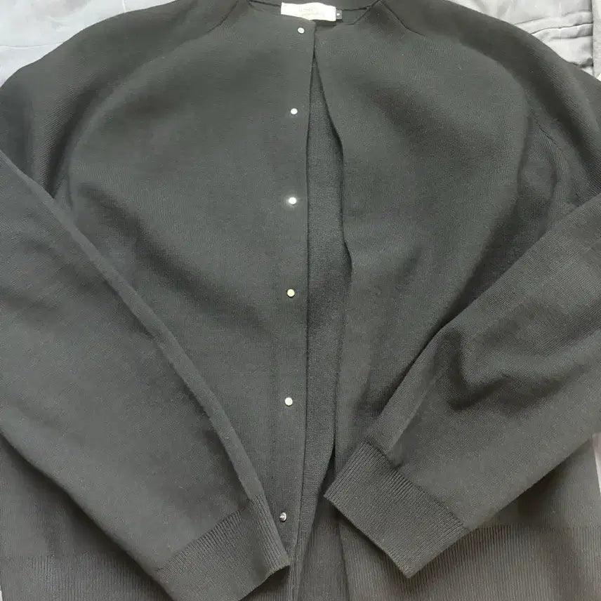 [SOLD OUT] 아모멘토 라운드 슬리브 가디건 블랙 25fw
