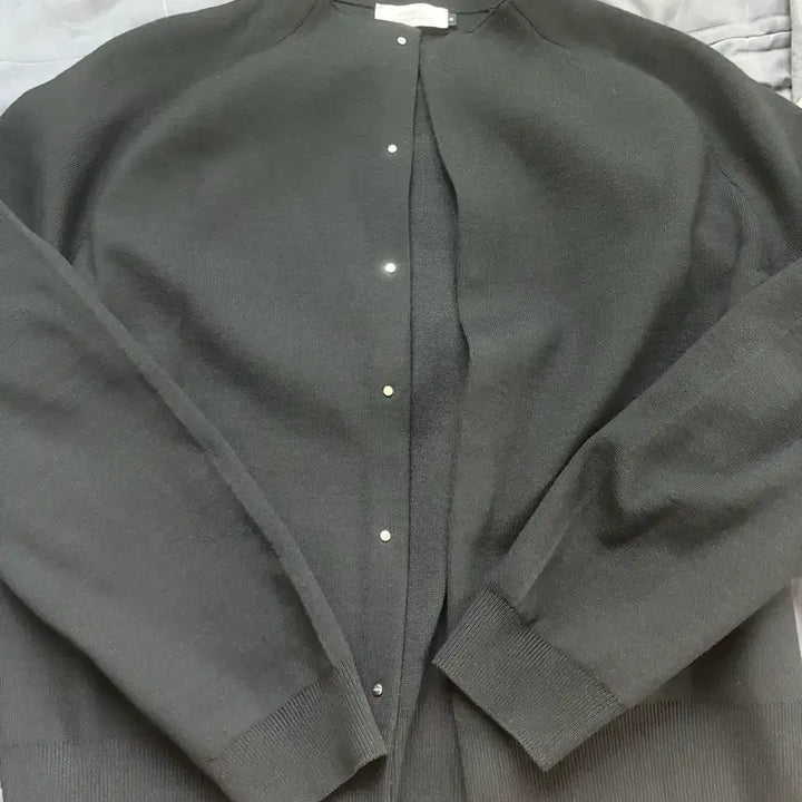 [SOLD OUT] 아모멘토 라운드 슬리브 가디건 블랙 25fw
