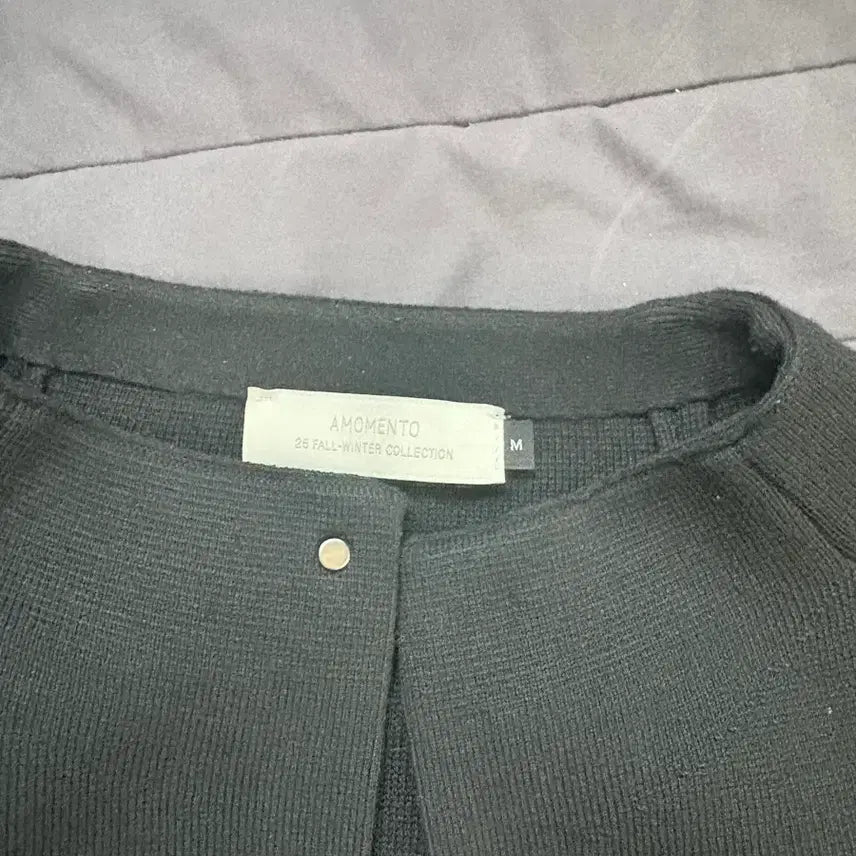 [SOLD OUT] 아모멘토 라운드 슬리브 가디건 블랙 25fw
