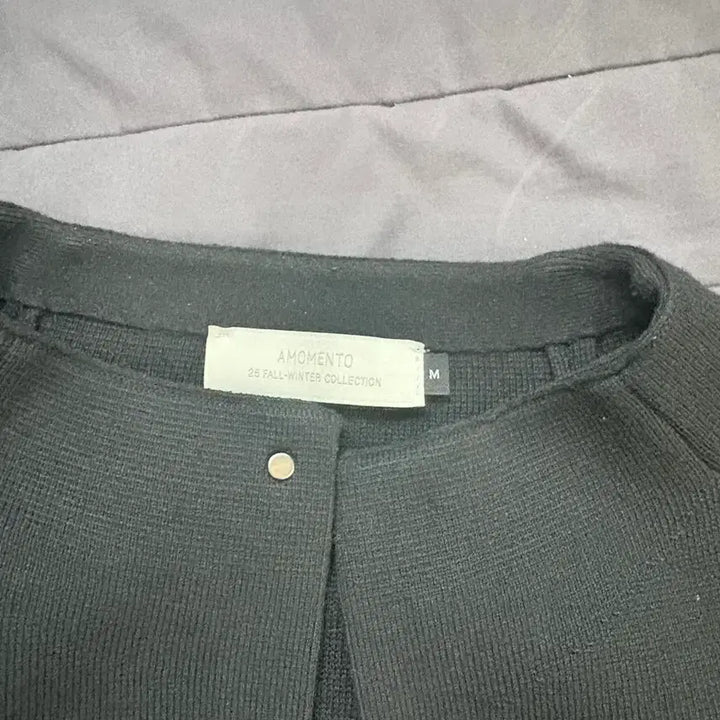 [SOLD OUT] 아모멘토 라운드 슬리브 가디건 블랙 25fw