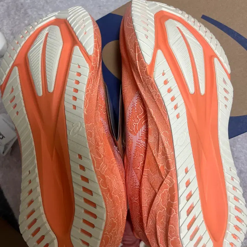 [BUNJANG] Asics NovaBlast 5 Tokyo Sun Peach Running Shoes / 아식스 노바블라스트5 도쿄 선피치 화이트 285mm
