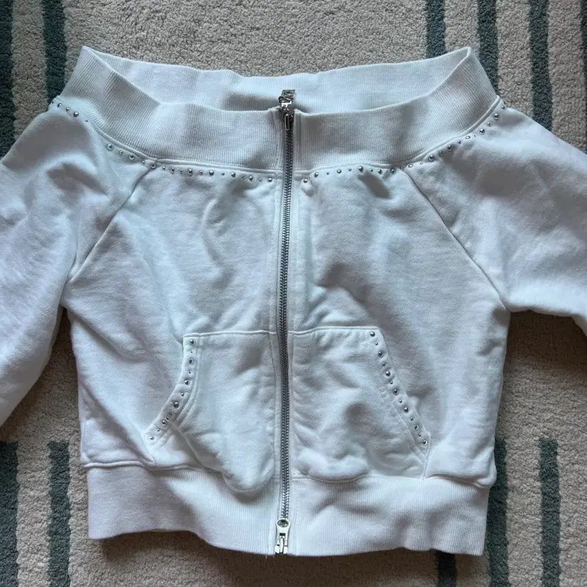[BUNJANG] QUTY Studded Off-Shoulder Zip-Up White Top / 큐리티 STUDDED OFF-SHOULDER ZIP- UP_White