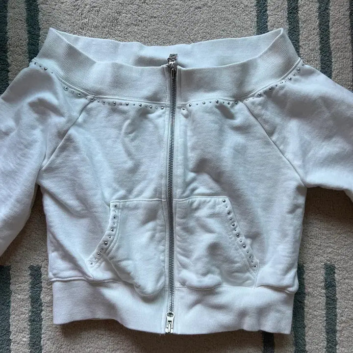 [BUNJANG] QUTY Studded Off-Shoulder Zip-Up White Top / 큐리티 STUDDED OFF-SHOULDER ZIP- UP_White