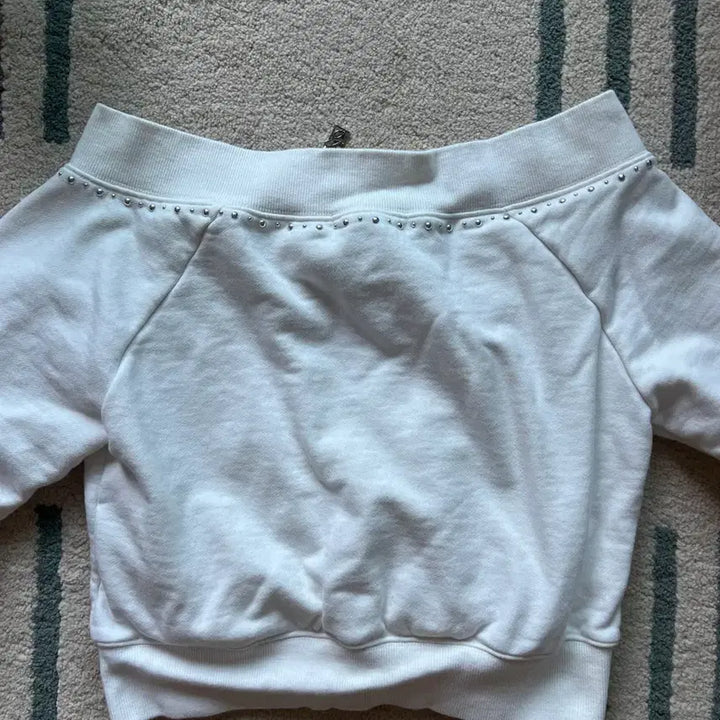 [BUNJANG] QUTY Studded Off-Shoulder Zip-Up White Top / 큐리티 STUDDED OFF-SHOULDER ZIP- UP_White
