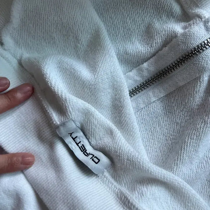 [BUNJANG] QUTY Studded Off-Shoulder Zip-Up White Top / 큐리티 STUDDED OFF-SHOULDER ZIP- UP_White