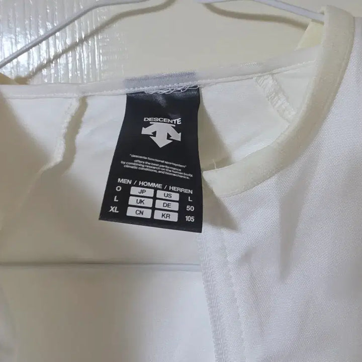 [SOLD OUT] 데상트 후드 바람막이  105