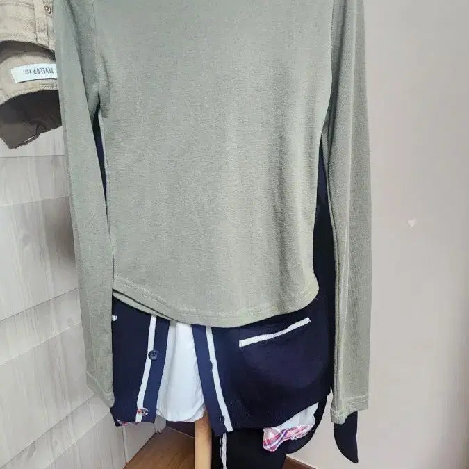 [BUNJANG] 딱붙 긴팔 티셔츠 카키 / 딱붙 긴팔 티셔츠 카키